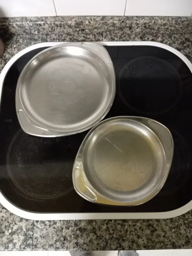 Bandejas y cuencos metálicos plateados