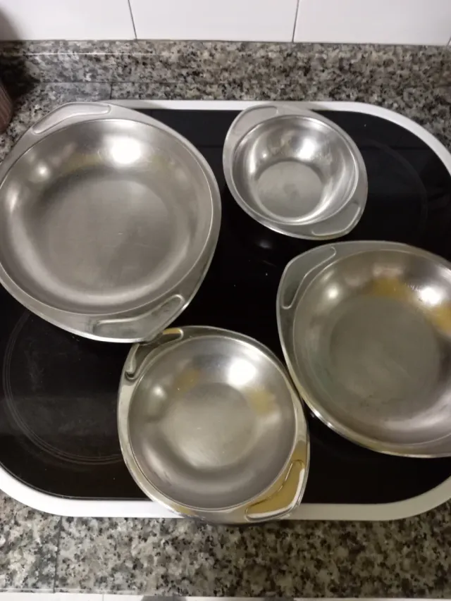 Bandejas y cuencos metálicos plateados