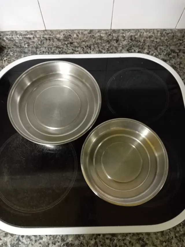 Bandejas y cuencos metálicos plateados