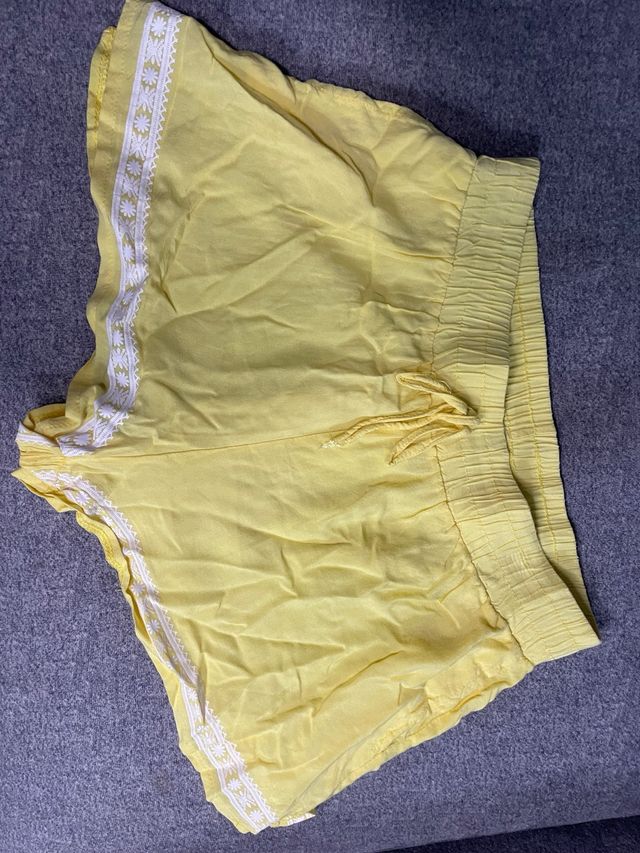 Shorts amarillos con encaje blanco