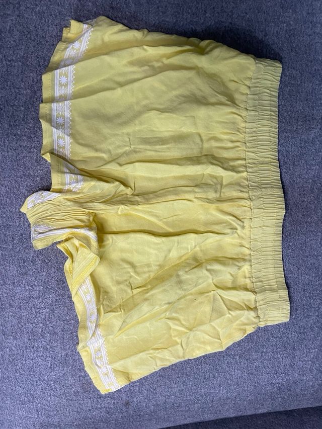 Shorts amarillos con encaje blanco