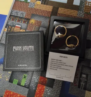 Orecchini Punkyouth Golden Eyelock