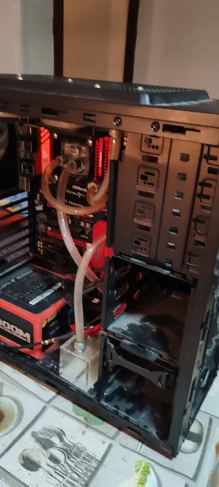 PC Gaming ASRock  con refrigeración líqu