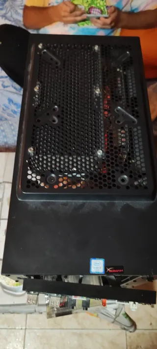 PC Gaming ASRock  con refrigeración líqu