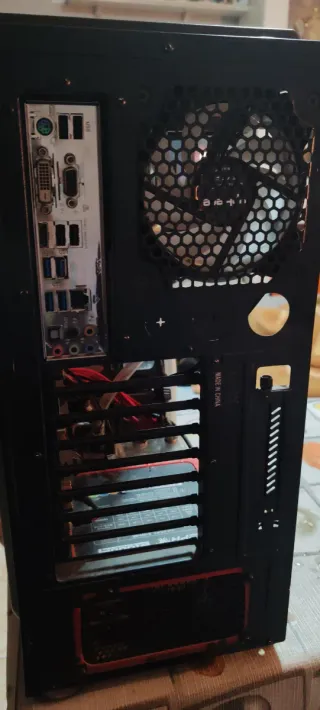 PC Gaming ASRock  con refrigeración líqu