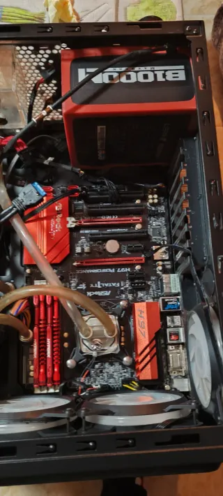 PC Gaming ASRock  con refrigeración líqu