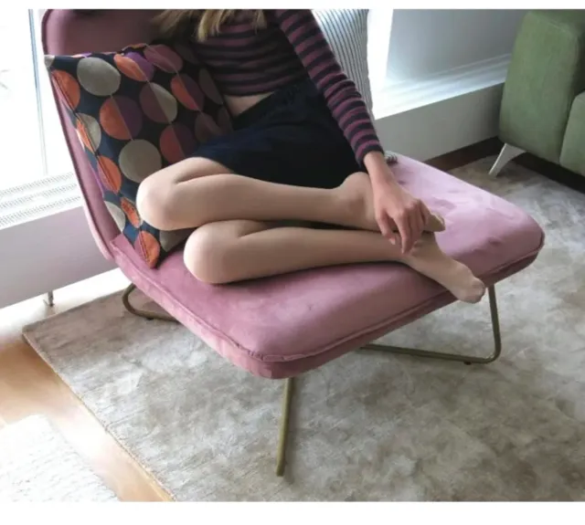 Sillón rosa de terciopelo con patas doradas. Nuevo