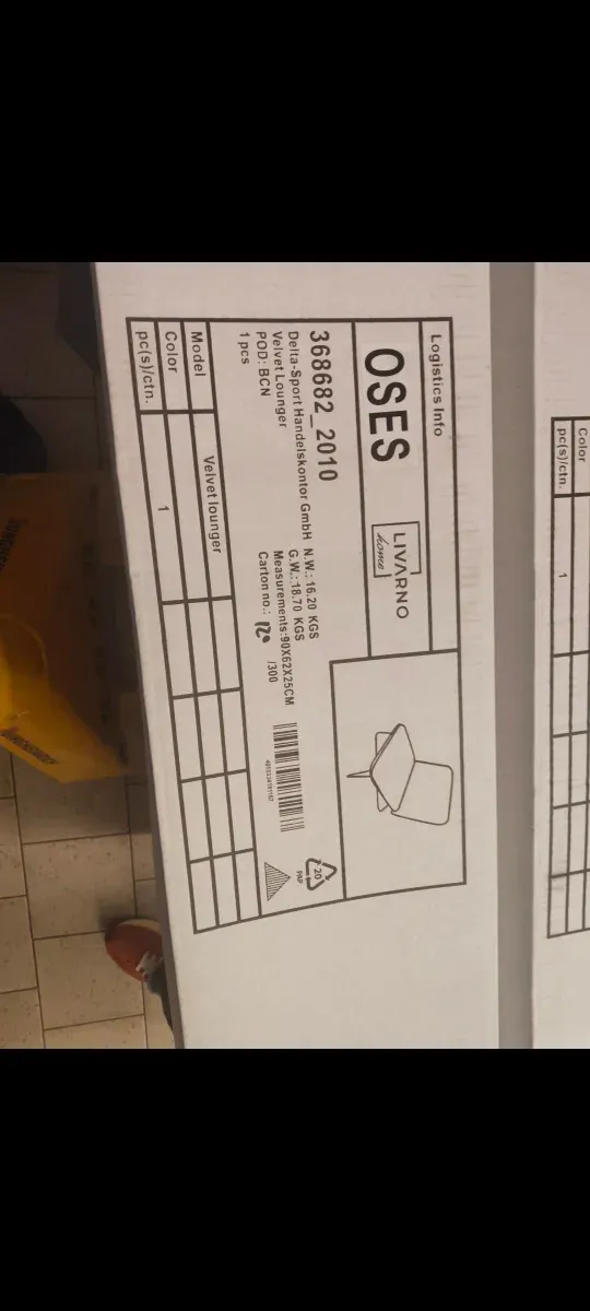 Sillón rosa de terciopelo con patas doradas. Nuevo