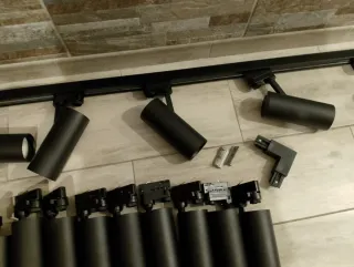 114 Focos LED 3K + Carriles