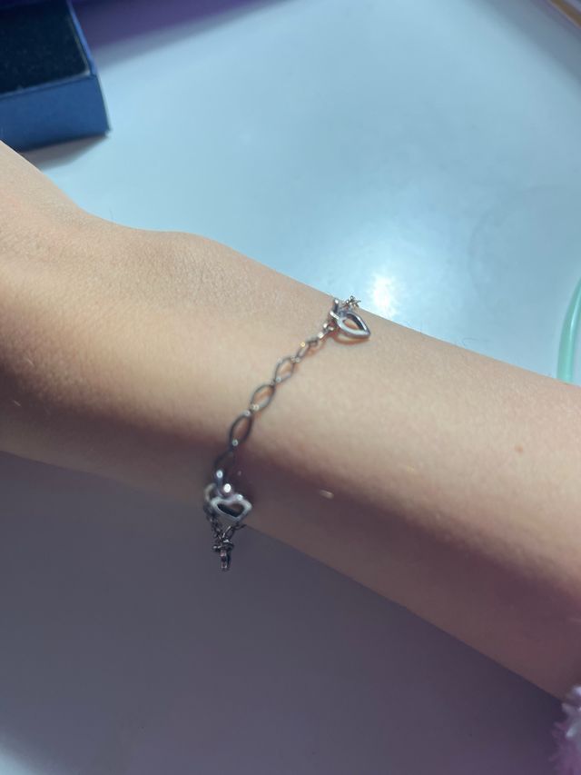 Pulsera de acero con corazones