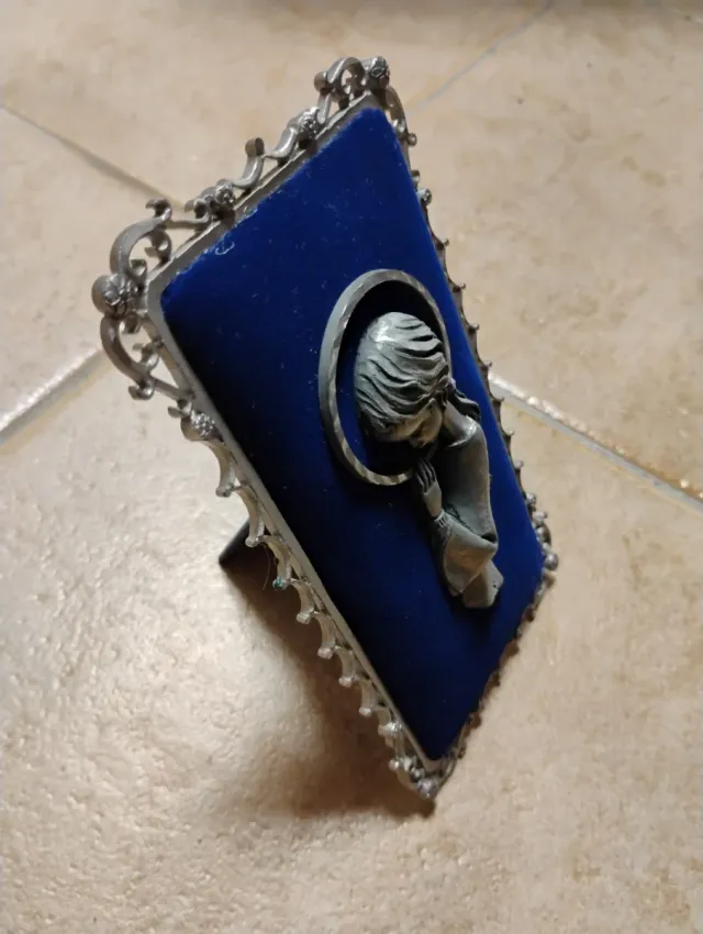 Quadretto con angelo in metallo e velluto