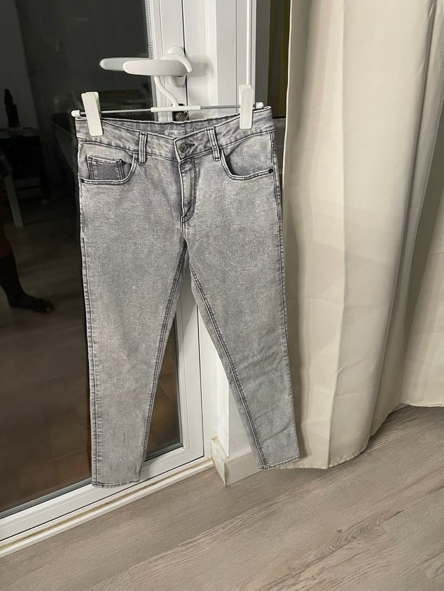 Vaqueros ZARA grises desgastados
