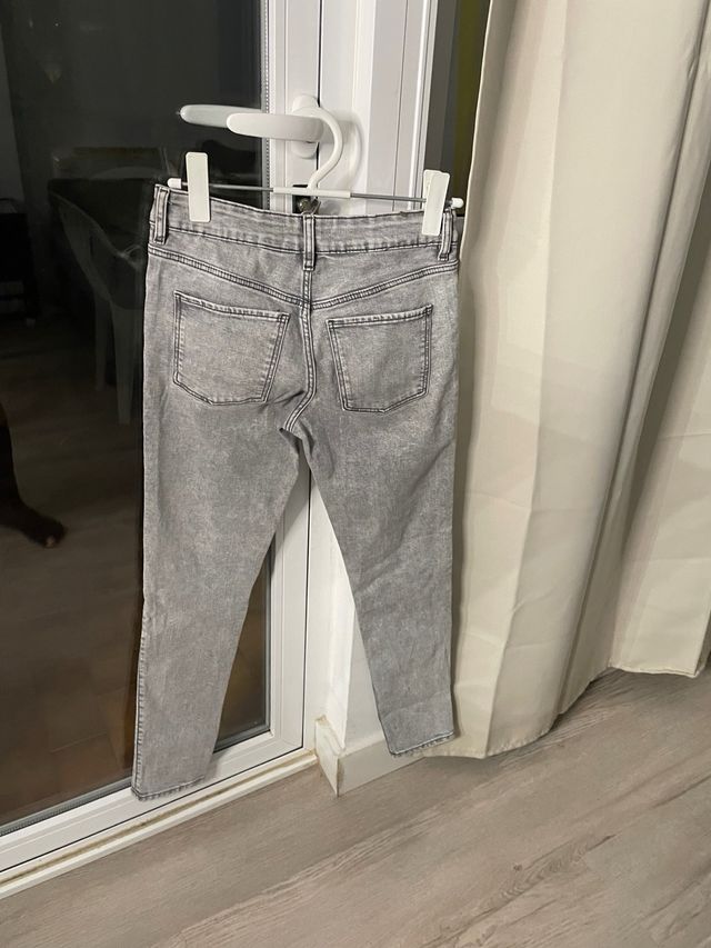 Vaqueros ZARA grises desgastados