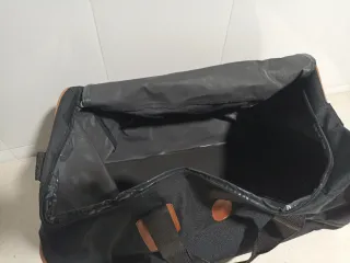 Bolso negro con detalles marrones