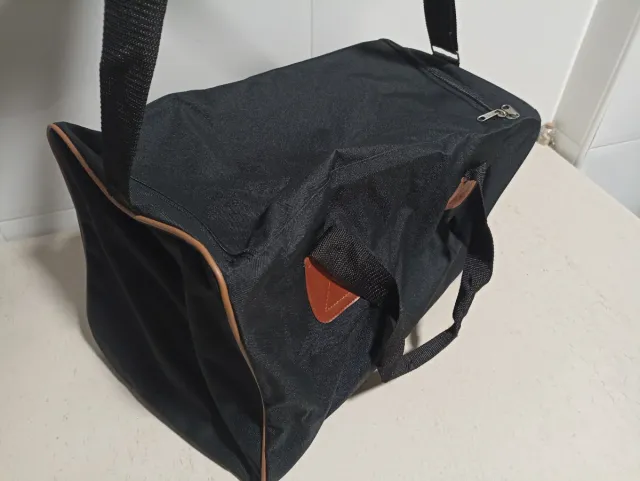 Bolso negro con detalles marrones