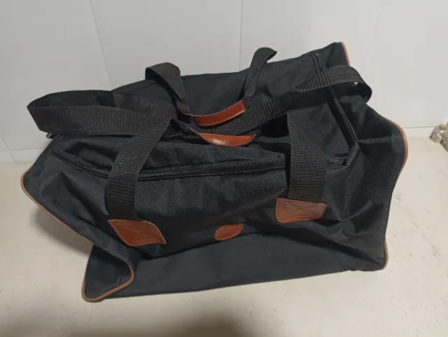 Bolso negro con detalles marrones