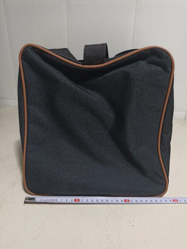 Bolso negro con detalles marrones