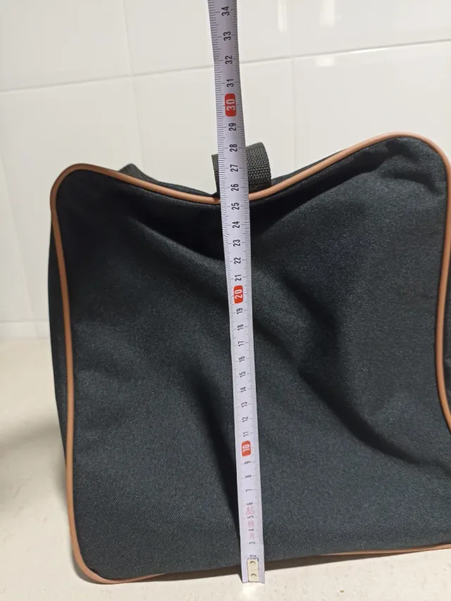 Bolso negro con detalles marrones