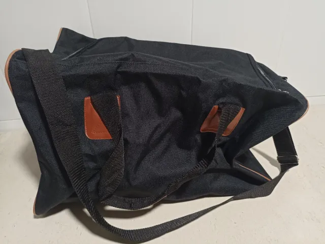 Bolso negro con detalles marrones