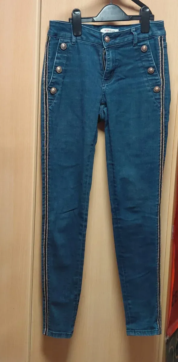 Pantalones Morgan Azules con Detalles Dorados