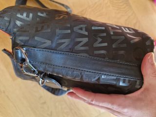 Bolso ASICS negro con logo repetido, bandolera.