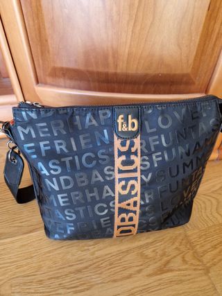 Bolso ASICS negro con logo repetido, bandolera.