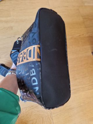 Bolso ASICS negro con logo repetido, bandolera.