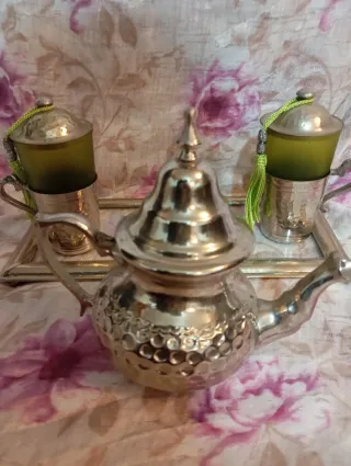 Servizio da tè in metallo e vetro