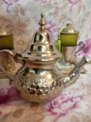 Servizio da tè in metallo e vetro