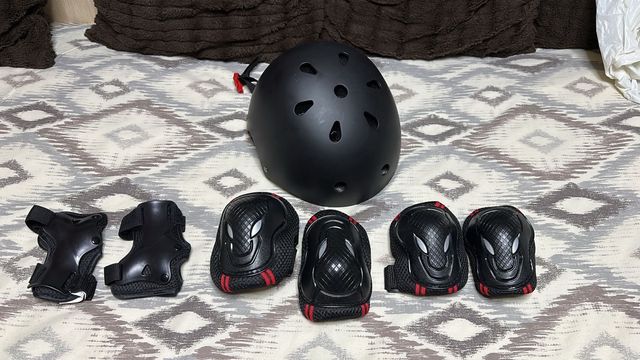 Casco y protecciones deportivas
