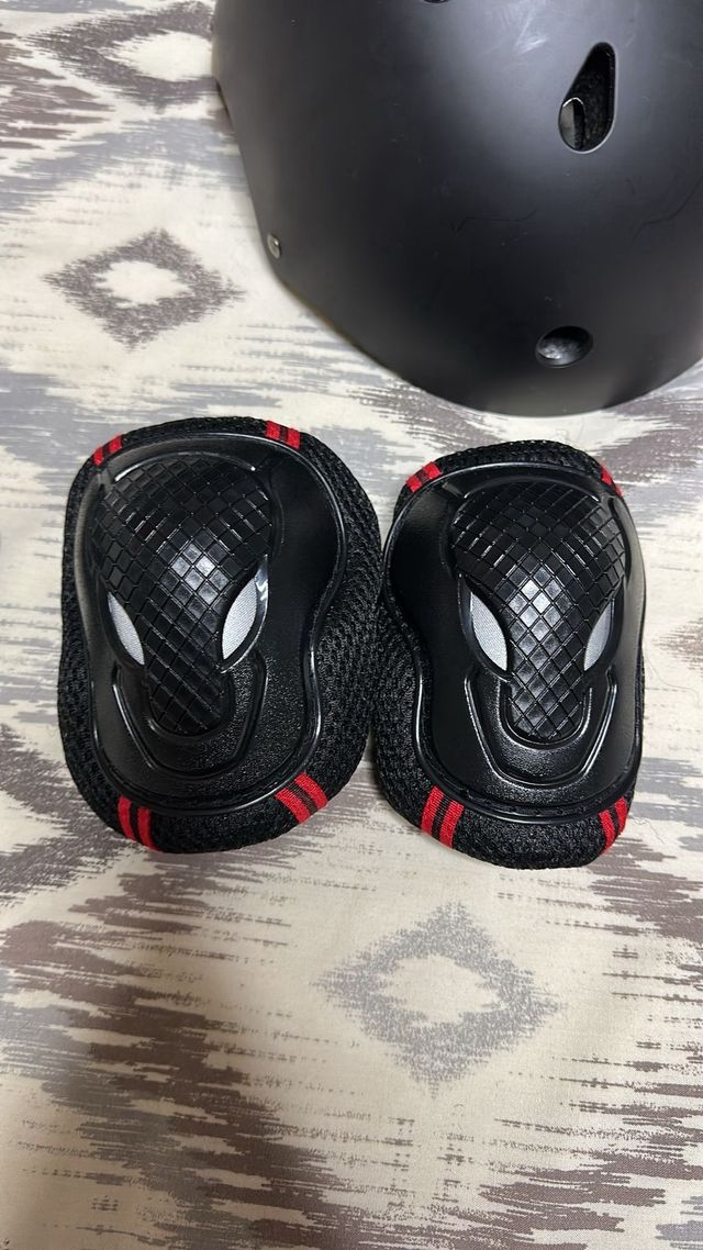 Casco y protecciones deportivas