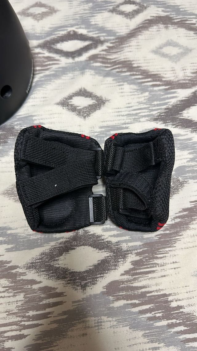 Casco y protecciones deportivas