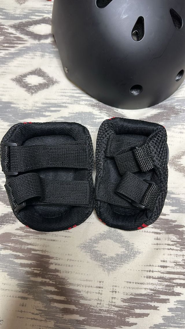 Casco y protecciones deportivas