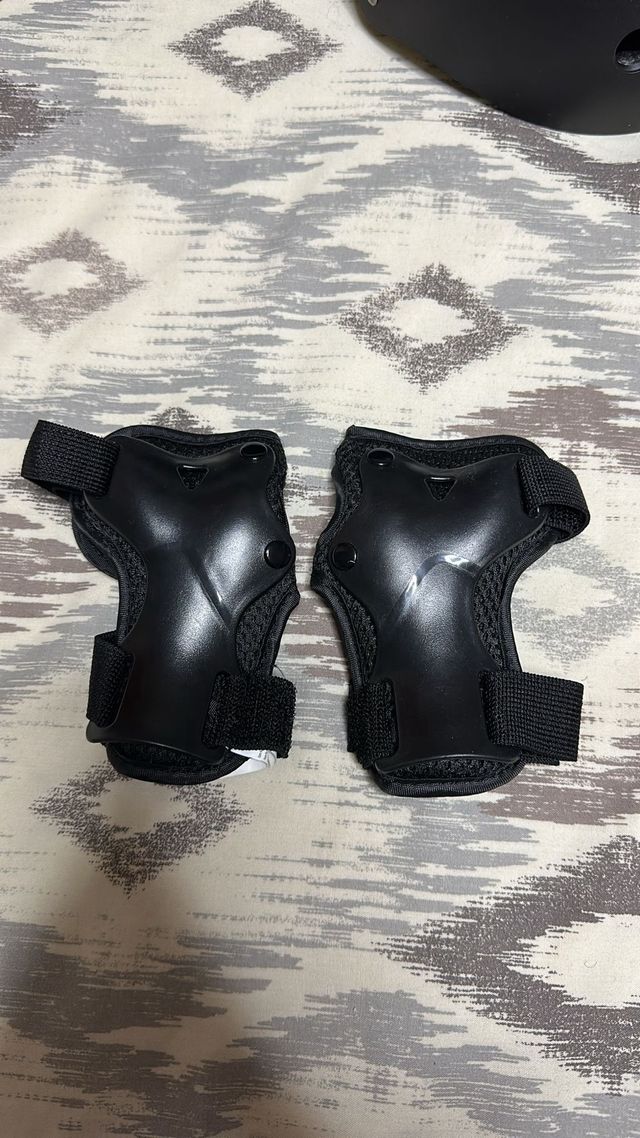 Casco y protecciones deportivas