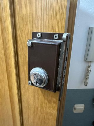 Buscamos cerrajero puertas, instalación cerraduras