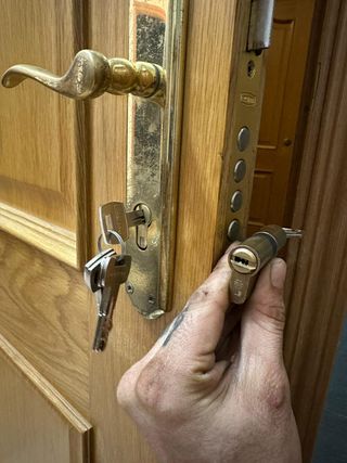 Buscamos cerrajero puertas, instalación cerraduras
