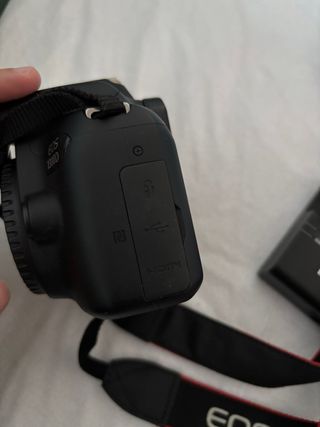 Cámara Canon EOS 1300D + Objetivo + Bolso