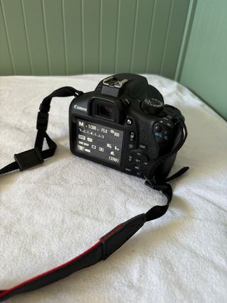 Cámara Canon EOS 1300D + Objetivo + Bolso