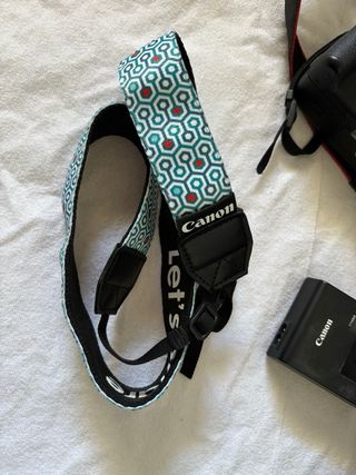 Cámara Canon EOS 1300D + Objetivo + Bolso