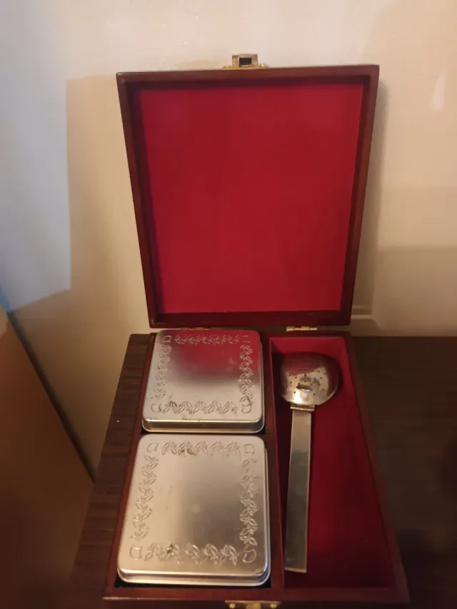 Caja de madera con 2 latas y cucharón