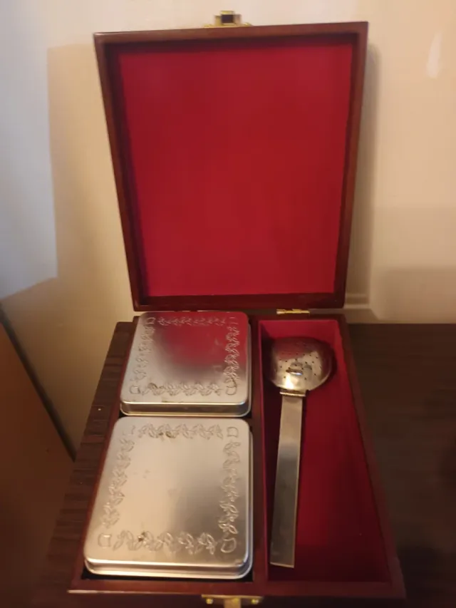 Caja de madera con 2 latas y cucharón