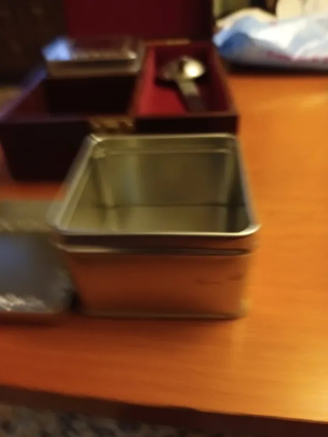 Caja de madera con 2 latas y cucharón