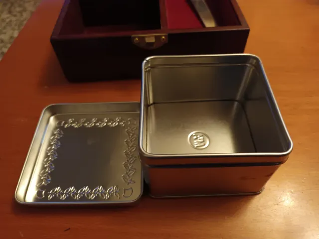 Caja de madera con 2 latas y cucharón