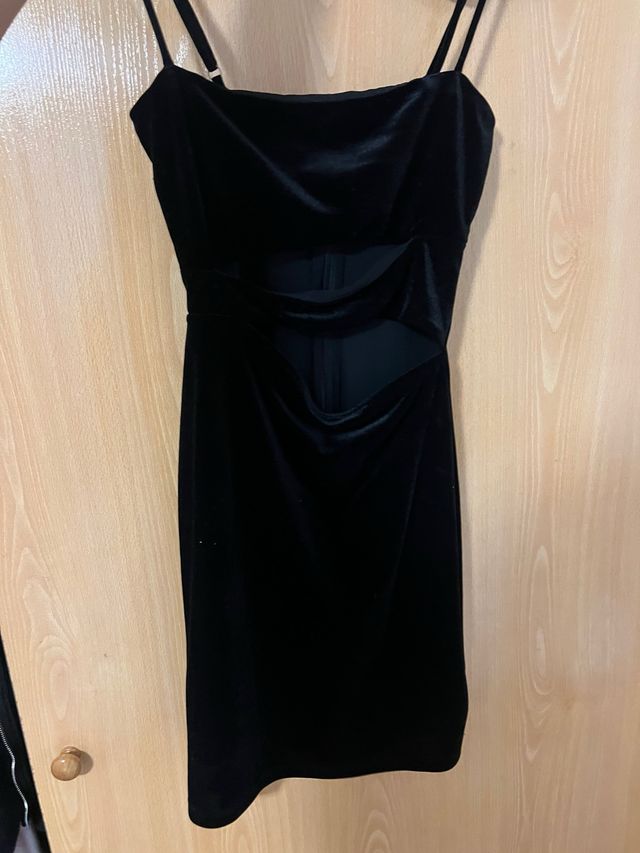 Vestido negro de terciopelo con aberturas