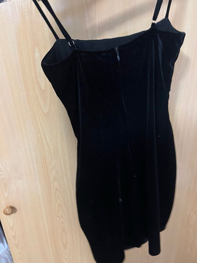 Vestido negro de terciopelo con aberturas