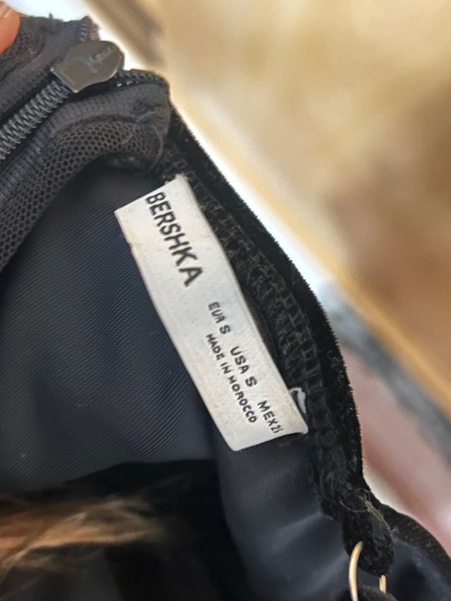 Vestido negro de terciopelo con aberturas