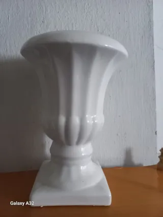 Jarrón ornamental de cerámica blanco