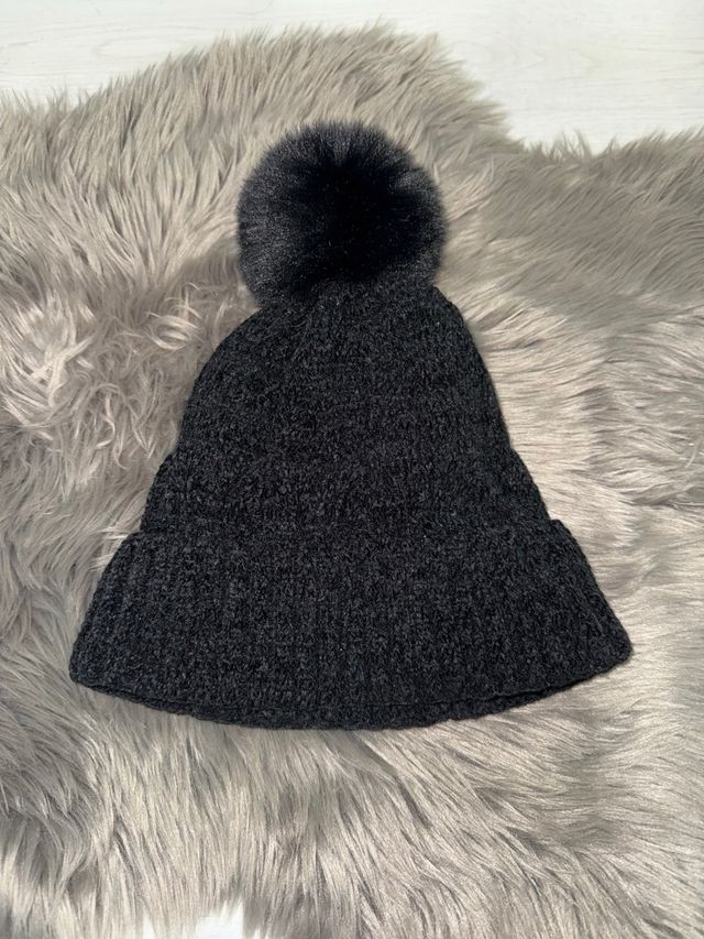 Gorro negro con pompón
