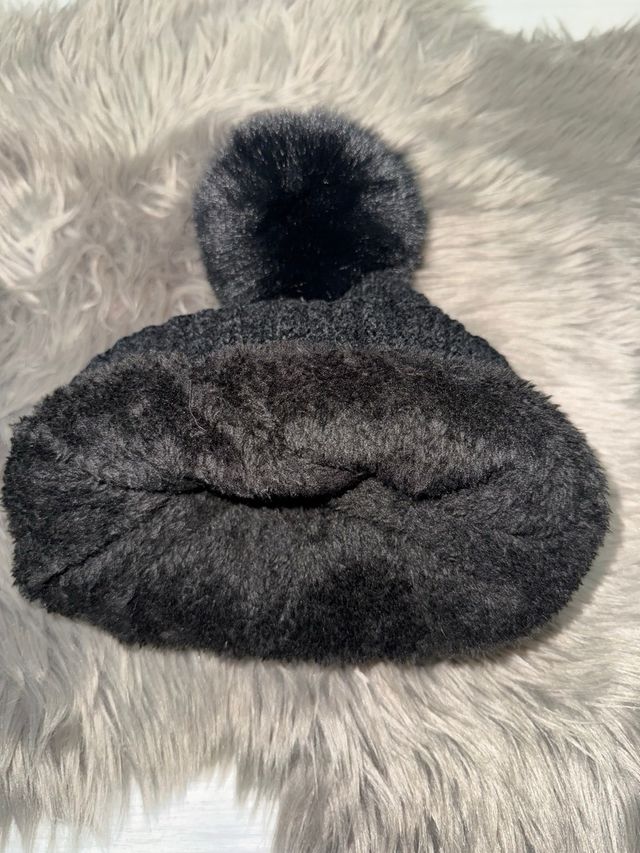 Gorro negro con pompón