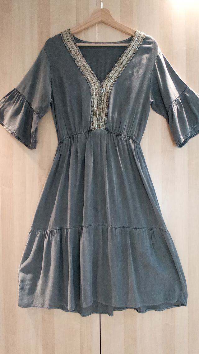 Vestido boho gris con bordado dorado en escote
